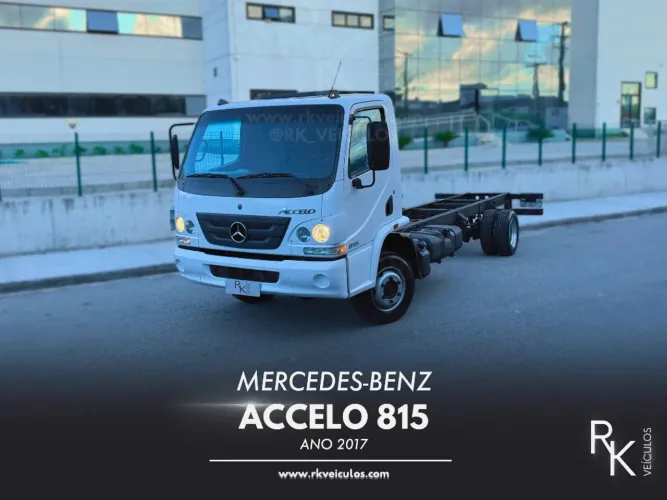 Merdeces-Benz Accelo 815 - 2017 (Com Baú)
