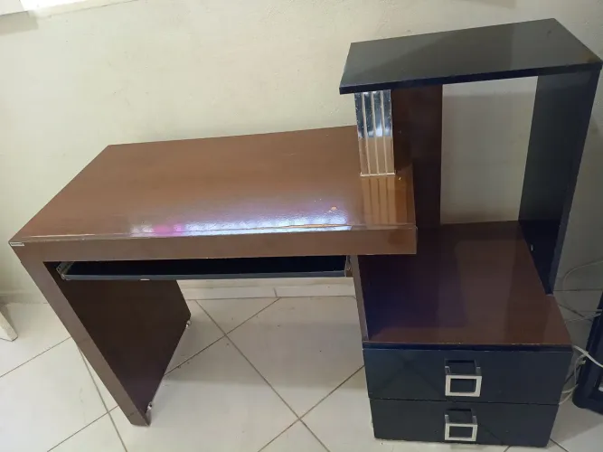 ? MESA PARA COMPUTADOR/ESCRITÓRIO COM GAVETAS