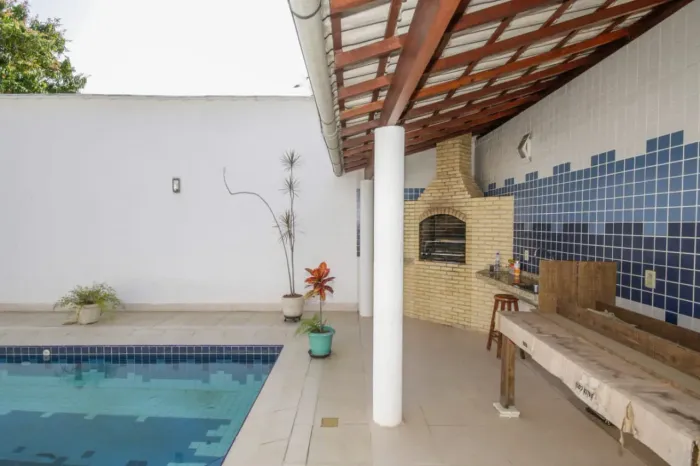 Casa de condomínio para venda tem 450 metros quadrados em Barra da Tijuca - Rio de Janeiro