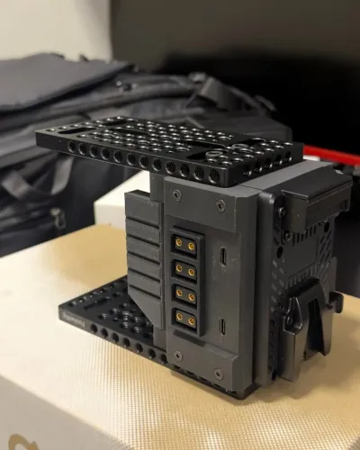 Cineback FusionRig para Sony FX3/FX30, placa V-mount, 4 D-Tap e 2 USB-C