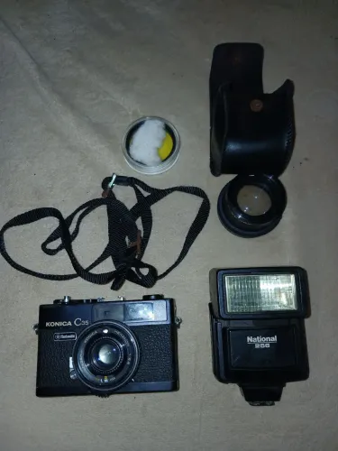 Câmera fotográfica analógica antiga japonesa marca KONICA C35