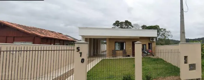Alugo casa com edícula, garagem em um terreno de 500m2!