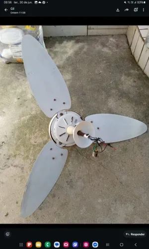 Ventilador  de teto funcionando  retirada local prazeres 