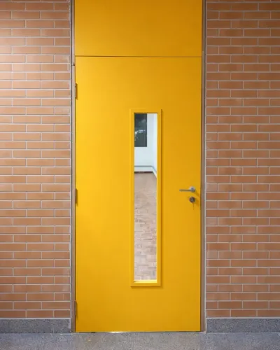 Porta com revestimento em fórmica