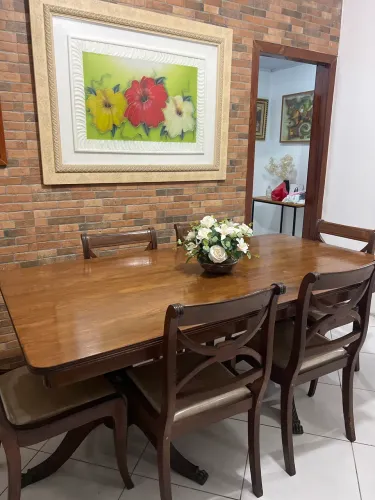 Mesa com 6 cadeiras madeira maciça e pés da mesa original em bronze linda em bom estado