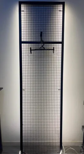 ARARA DE ROUPA FRONTAL COM LED IMBUTIDO