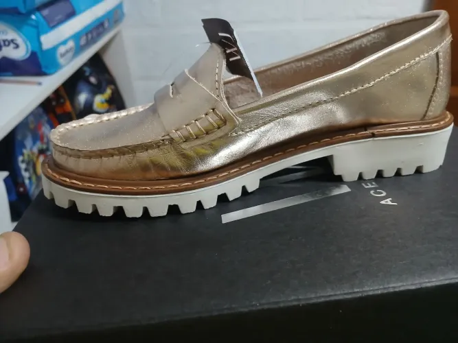 Sapato mocassim novo dourado 