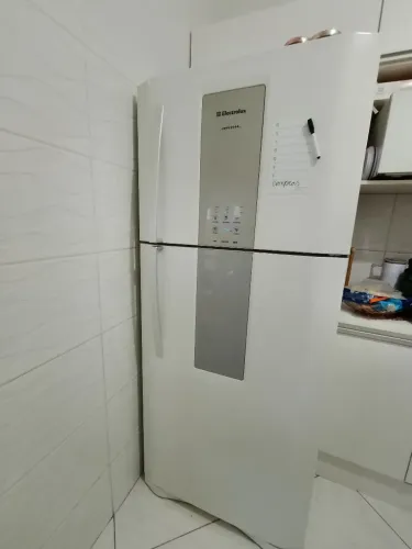 Geladeira grande e gelando!