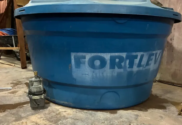 Vendo kit - caixa d?água & bomba sapo