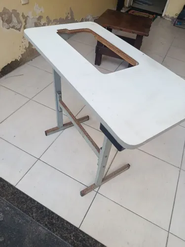 MESA BANCADA PARA MÁQUINA DE COSTURA