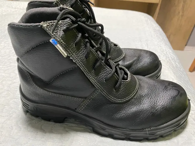 Vendo bota masculina tamanho 44