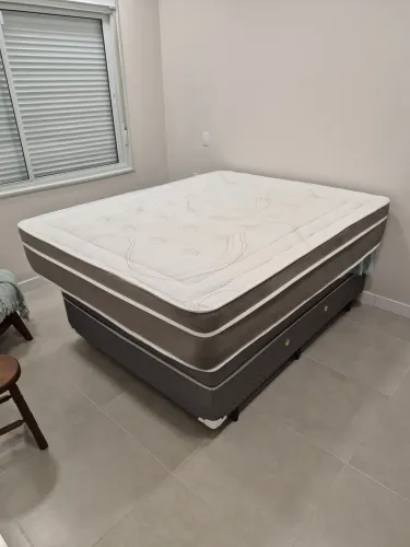 Colchão Queen, molas ensacadas, marca Mannes.