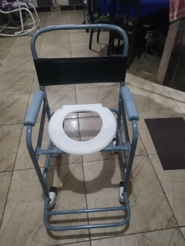 Vende se cadeira de rodas para banho