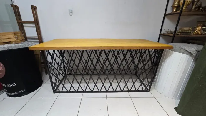 Mesa base de metal em treliça 