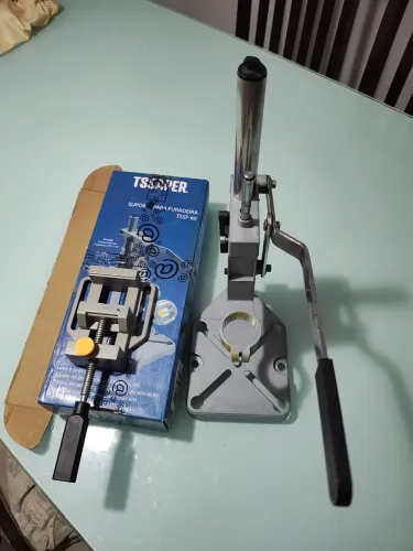 Suporte para furadeira ajustável com morsa