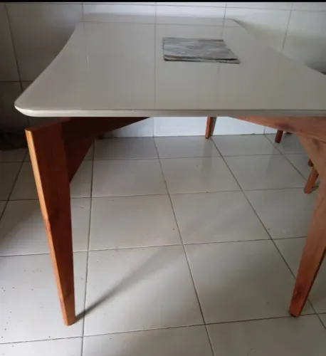 Mesa de madeira com tampo de vidro