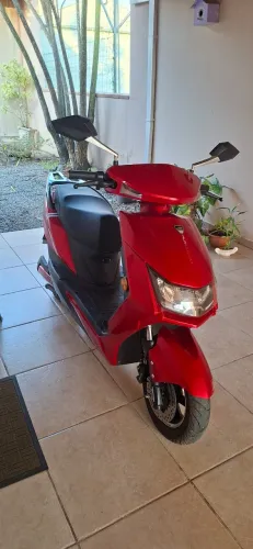Moto elétrica estilo biz na cor vermelha