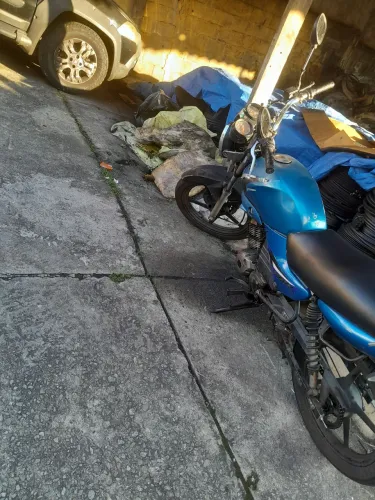 Ybr 125 com rodas de liga frente a disco