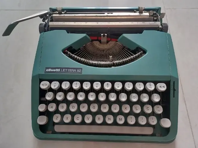 maquina de escrever olliveti lettera 82