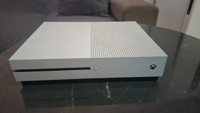 Vende-se Xbox one semi novo com 2 controles