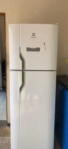 Vendo uma geladeira Electrolux