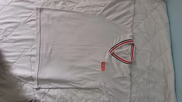Uniforme Sesi - tamanho 10 Camiseta (pequenas avarias)