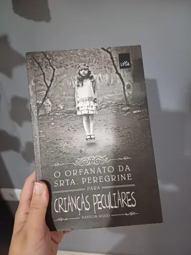 Livro O orfanato da Srta. Peregrine para crianças peculiares- ransom riggs