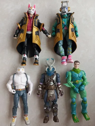 Bonecos Fortnite - $80 cada 