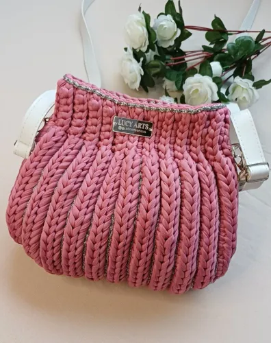 Bolsa de crochê rosa com brilho média