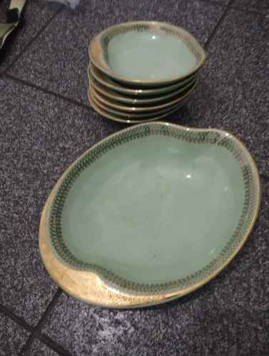 Jogo de porcelana vintage verde com borda dourada 