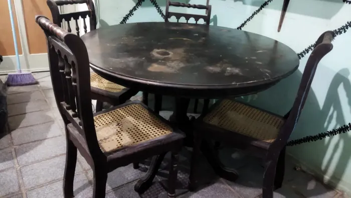 Conjunto de mesas e cadeiras + cadeira de balanço