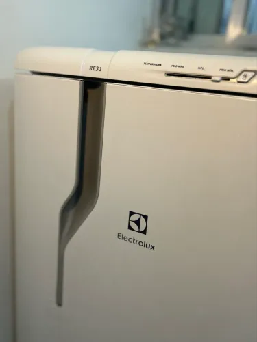 Geladeira Electrolux RE31 - R$ 800