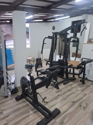 Máquinas e aparelhos de musculação com acessórios.Usados.