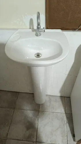Pia de Banheiro de Louça Branca com Coluna e Torneira Incluída<br>?Descrição