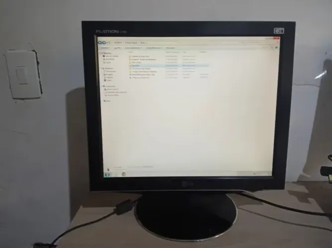 Monitor LG Flatron L1760 17 Polegads + Fonte + 1 cabo VGA + 1 cabo DVI