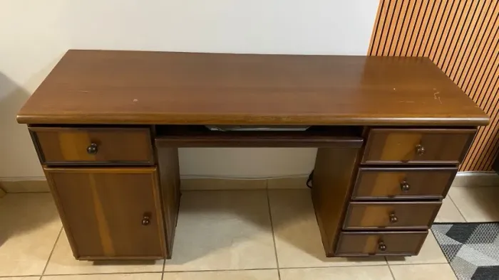 Conjunto de escrivaninha e gaveteiro de madeira maciça