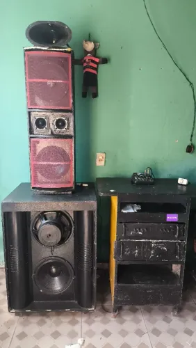 Som tipo aparelhagem em bom estado com marcas de uso mas tudo funcionando perfeitamente