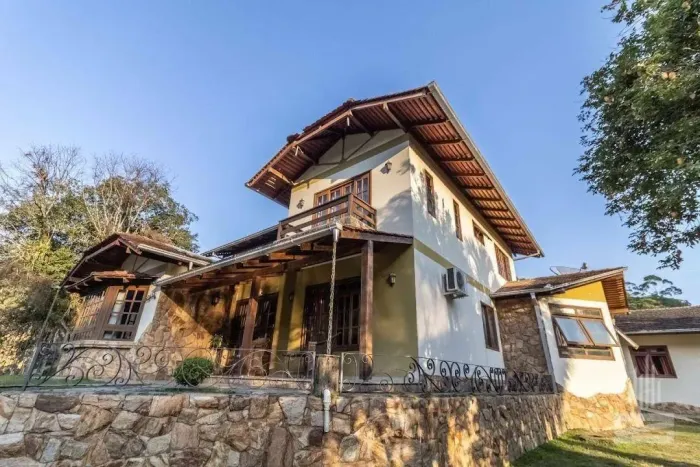 Sítio à Venda com 4 Dormitórios e Área Total de 1100m² no bairro Belchior Alto em Gaspar