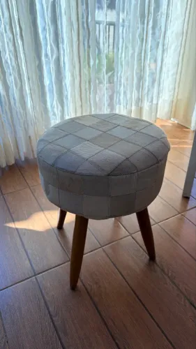 Banqueta de couro legítimo com pés de madeira