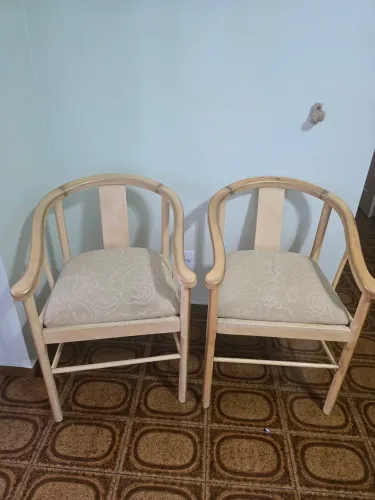 Duas cadeiras de madeira