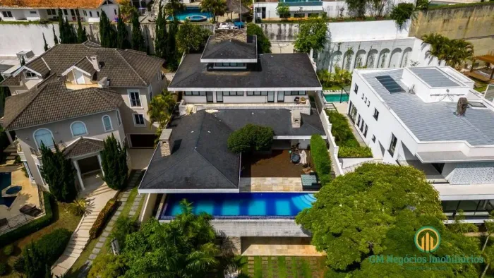 Casa c/ 5 suítes, lareira, churrasqueira, varanda gourmet, piscina e sauna
