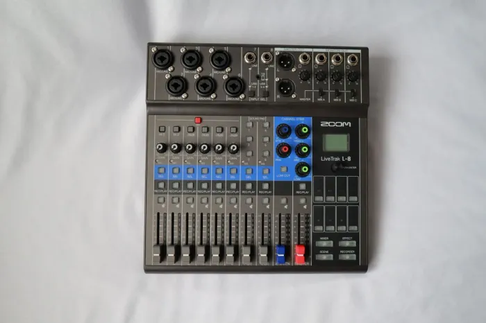 Mesa de Som Digital Zoom L8