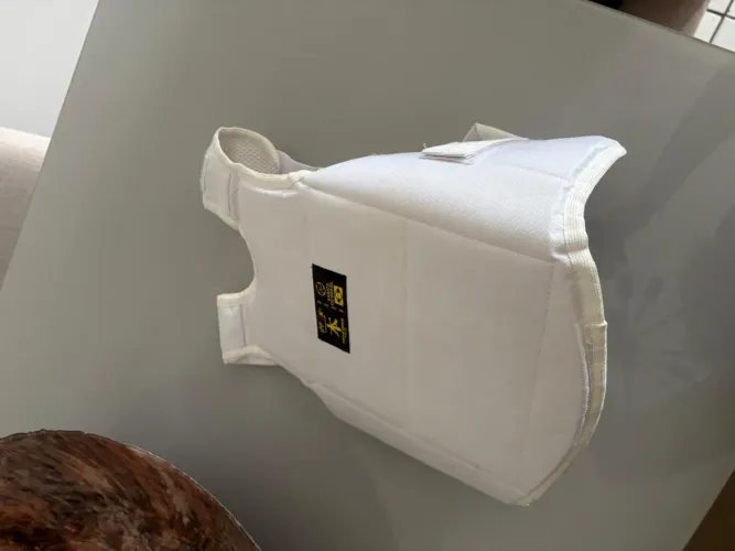 Vendo Protetor de Torax para Karatê na Cor Branca em excelente estado