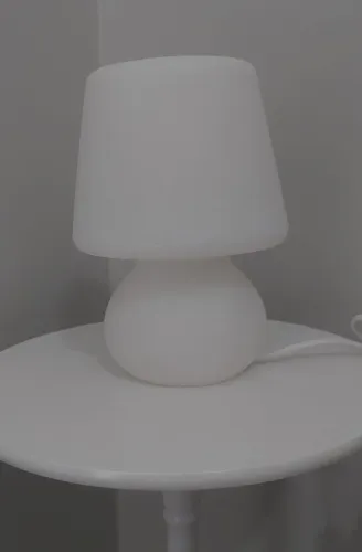 Luminária de mesa Plaslight branca Tok Stok com lâmpada azul