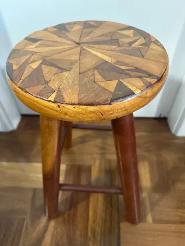 Banquetas com marchetaria.