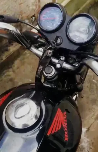 Vendo está moto Honda cg 125, ano de 2004 top, com documento e funcionamento tudo certo.