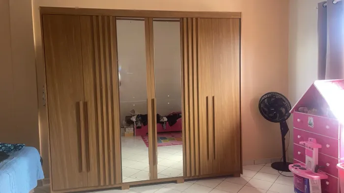 Vendo um guarda roupa de casal medindo 2,80 de largura por 2 de altura 