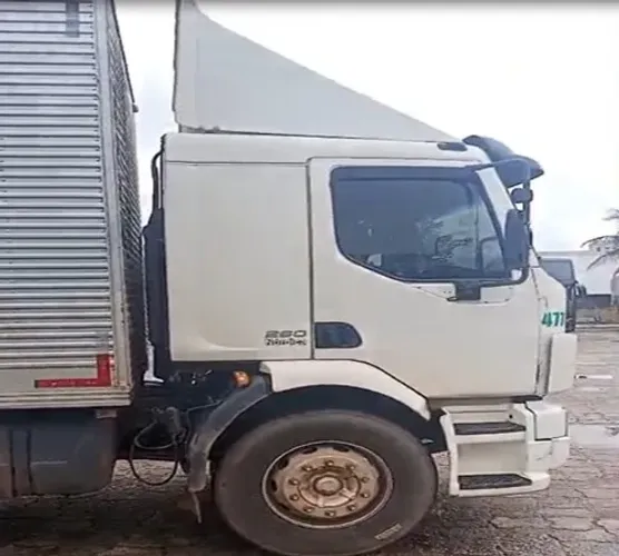 Caminhão Báu Truck Volvo VM 260