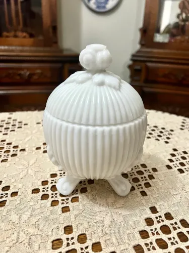 Bomboniere Milk Glass