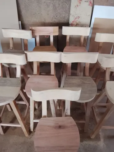 Banquetas de madeira